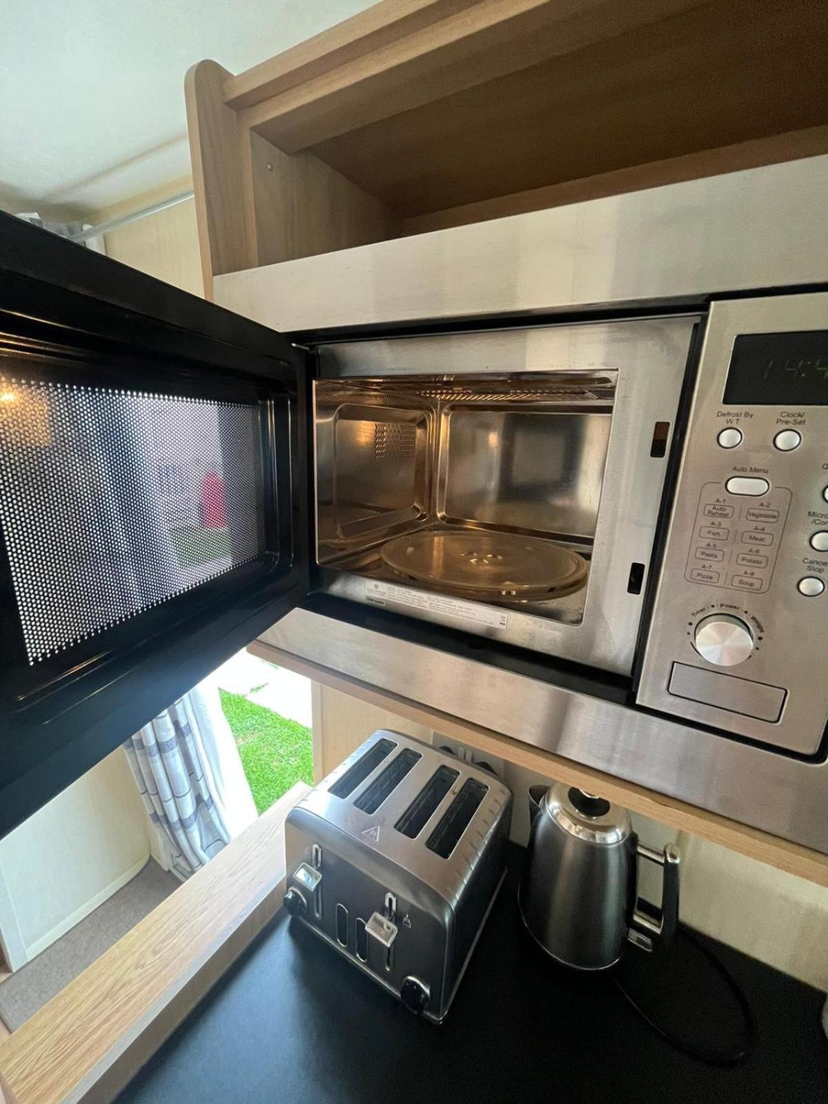 3 Bedroom Caravan, Sleeps 8 Lyons Lido Beach Prestatyn Exterior foto